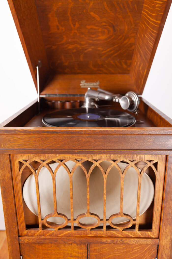 Brunswick 207 Phonograph, Brunswick Oak Phonograph, Brunswick Ultona Phonograph, Brunswick Phonograph with Volume Control, Brunswick Phonograph with Record Storage, Antique Brunswick Phonograph, Vintage Brunswick Phonograph, Edison-Style Phonograph, Victrola-Style Phonograph, Record Player, Gramophone, Phonograph