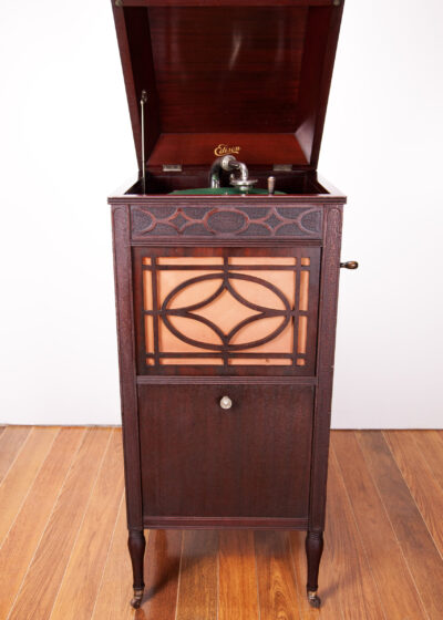 Maison Robert offers a wide selection of Edison Disc phonographs, beautifully restored and in like-new condition. Our phonographs are a unique and historic way to enjoy music, and they are sure to add a touch of elegance to any home.