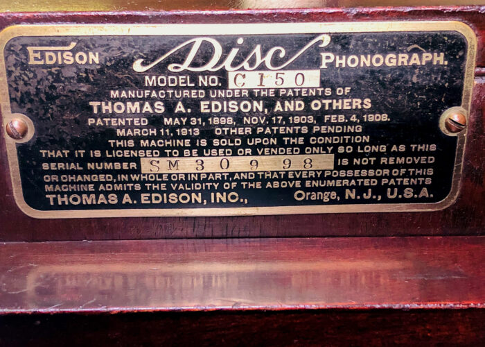 Maison Robert offers a wide selection of Edison Disc phonographs, beautifully restored and in like-new condition. Our phonographs are a unique and historic way to enjoy music, and they are sure to add a touch of elegance to any home.