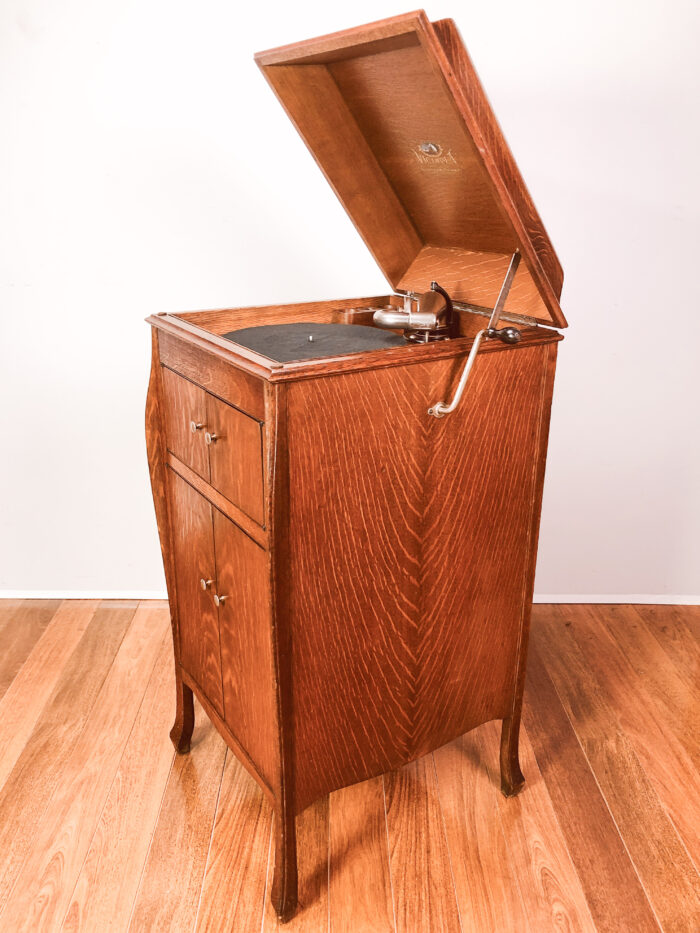 Victor Victrola VV-80 Oak@Maison Robert Minneapolis