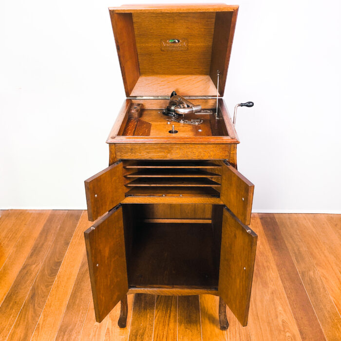 Victor Victrola VV-80 Oak@Maison Robert Minneapolis