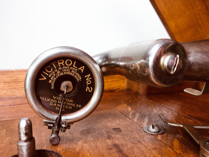 Victor Victrola VV-80 Oak@Maison Robert Minneapolis