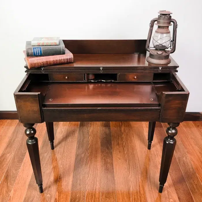 Colnial-Mfg.-Writers-Desk, Maison Robert Antiques